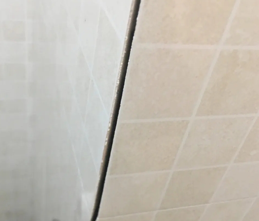 庄浪瓷砖空鼓维修公司分享阳台瓷砖脱落的修复过程可以分为以下几个步骤